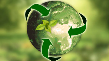 Eine grüne Weltkugel umkreisen 3 grüne Pfeile als Symbol für die Umwelt.
